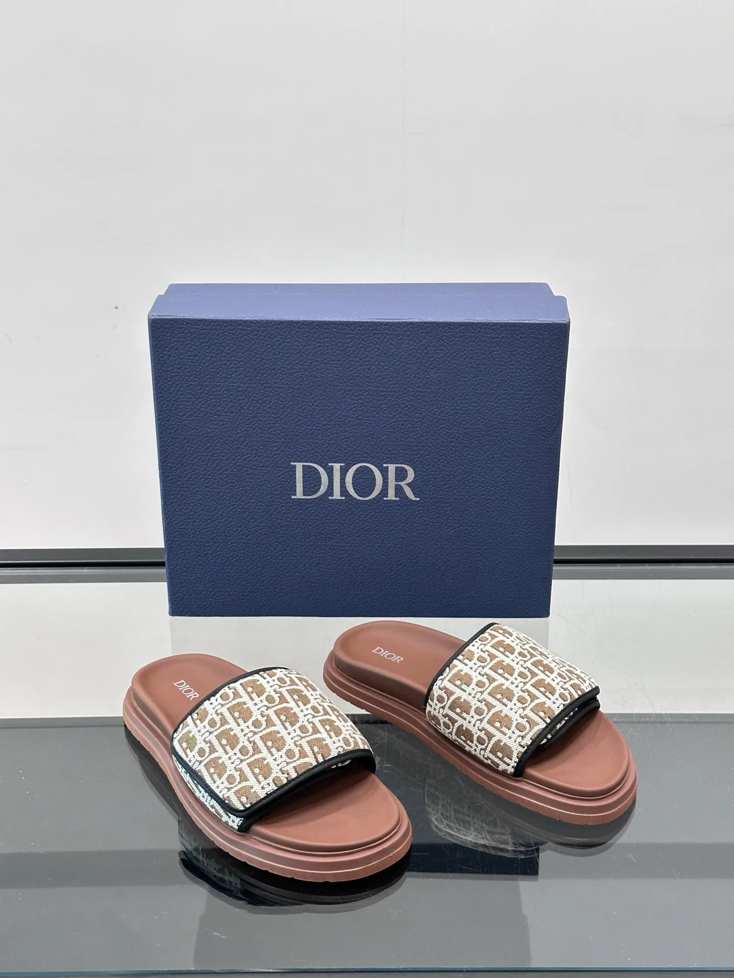 Factory price: 280💰𝐂𝐡𝐫𝐢𝐬𝐭𝐢𝐚𝐧 𝐃𝐢𝐨𝐫 Dior's latest popular sandals, classic upgraded Velcro sandals, original replicas, super durable and versatile, very comfortable on the feet, slimming and white, original cowhide leather upper, sheepskin lining Original d hardware buckle Original molded T men's shoes 💰U outsole Size: 38-44 (.45.46 customized)